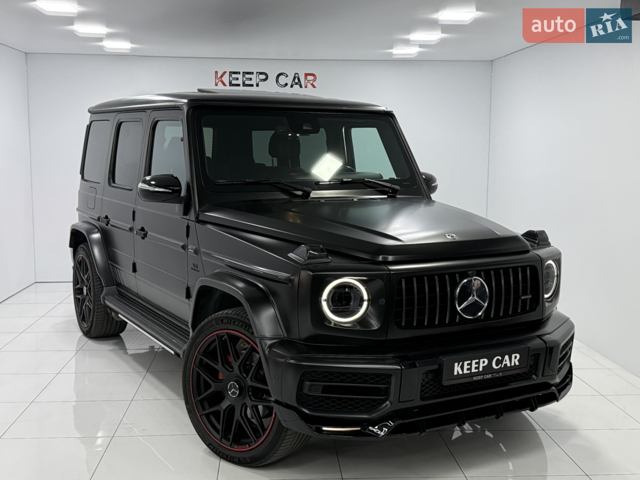 Повністю цілий, Без ДТП.
Увесь обклеєний в матову плівку в стилі G63 Edition One.
Доопрацьовано під G63 ( приборна панель, диски, приборна панель тощо). Додатково встановлено висувні пороги.

Мультруль з пелюстками та підігрівом
Салон Designo
Карбоновий пакет
Адаптивний круїз-контроль
Система утримання в смузі руху
Мультимедійний LCD-дисплей
Навігація
Акустична система Burmester
Тризонний клімат-контроль
Передні сидіння з підігрівом, вентиляцією, масажем та пам'яттю положення
Підігрів задніх сидінь
Атмосферне підсвічування салону
Люк
Стеля алькантара
Активна безпека (попередження про наїзд / попередження про наявність пішоходів вдень)
Система контролю сліпих зон
Камера заднього виду
Парктроніки
Асистент паркування
Утримання смуги

Доступний для купівлі в лізинг, трейд-ін.
Можлива оплата в криптовалюті.
Також займаємося реалізацією ваших автомобілів, привозьте - зробимо все якісно та на найкращих умовах.
