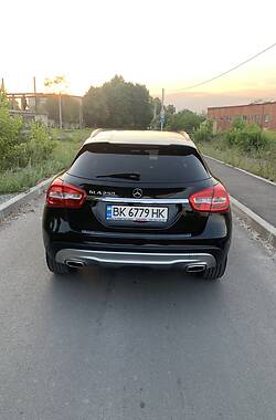 Внедорожник / Кроссовер Mercedes-Benz GLA 250 2015 в Ровно