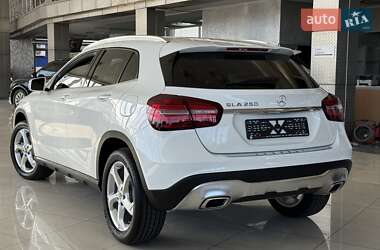 Позашляховик / Кросовер Mercedes-Benz GLA-Class 2019 в 