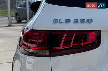 Позашляховик / Кросовер Mercedes-Benz GLB-Class 2020 в 