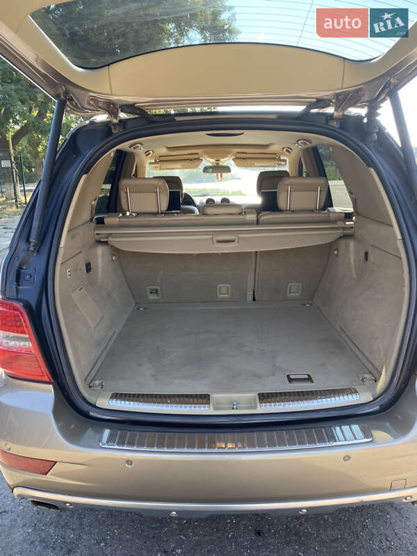 Внедорожник / Кроссовер Mercedes-Benz M-Class 2009 в Новом Буге