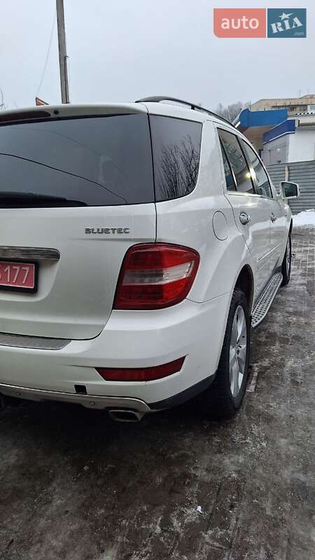 Внедорожник / Кроссовер Mercedes-Benz M-Class 2010 в Черновцах