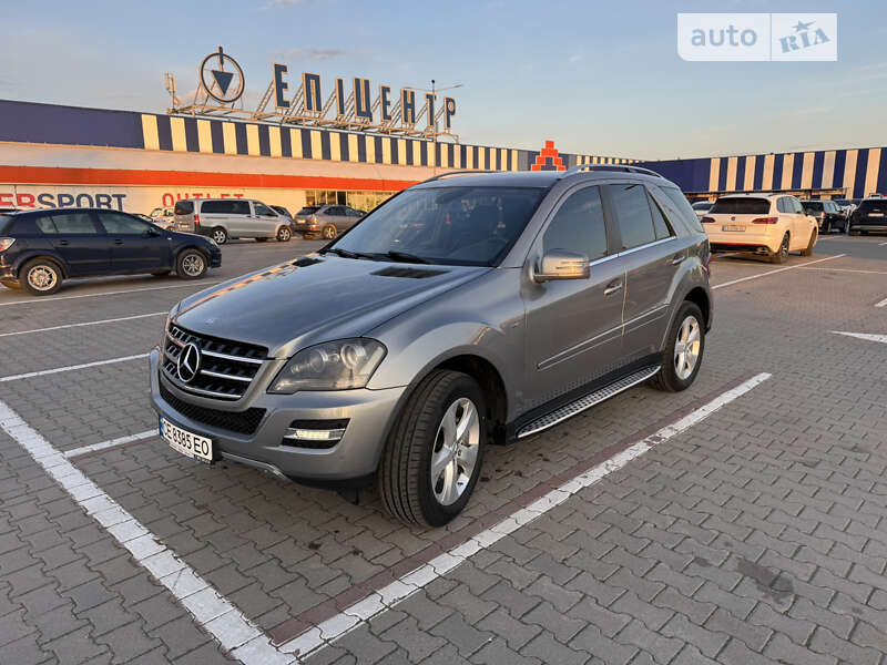 Внедорожник / Кроссовер Mercedes-Benz M-Class 2011 в Черновцах