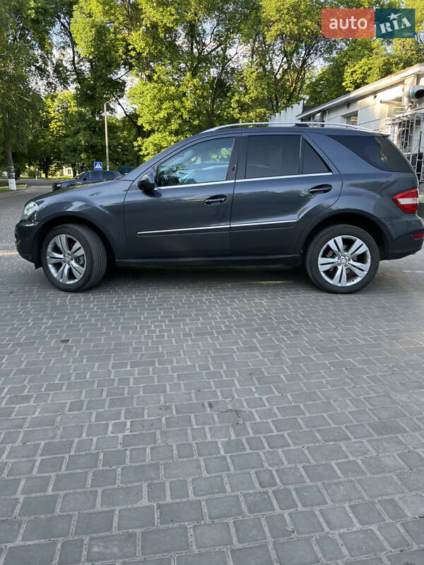 Внедорожник / Кроссовер Mercedes-Benz M-Class 2010 в Полтаве