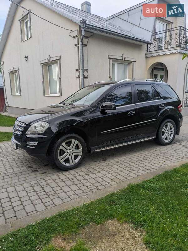 Позашляховик / Кросовер Mercedes-Benz M-Class 2011 в Чернівцях
