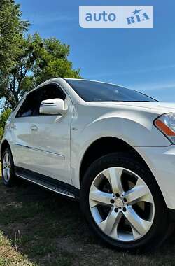 Позашляховик / Кросовер Mercedes-Benz M-Class 2011 в Краснокутську