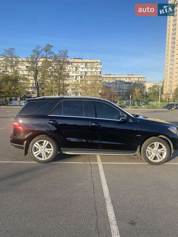 Внедорожник / Кроссовер Mercedes-Benz M-Class 2011 в Киеве