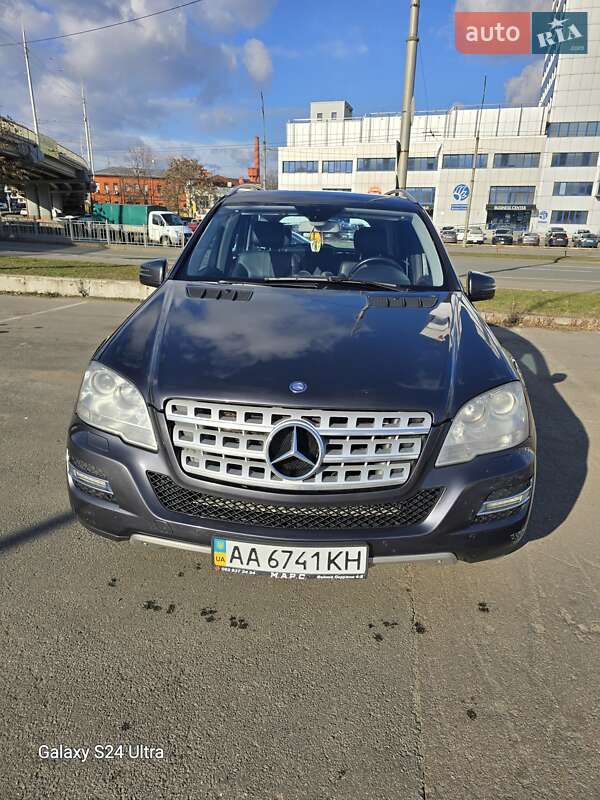 Внедорожник / Кроссовер Mercedes-Benz M-Class 2010 в Киеве