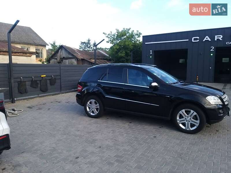 Внедорожник / Кроссовер Mercedes-Benz M-Class 2010 в Черновцах