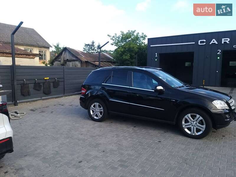 Внедорожник / Кроссовер Mercedes-Benz M-Class 2010 в Черновцах