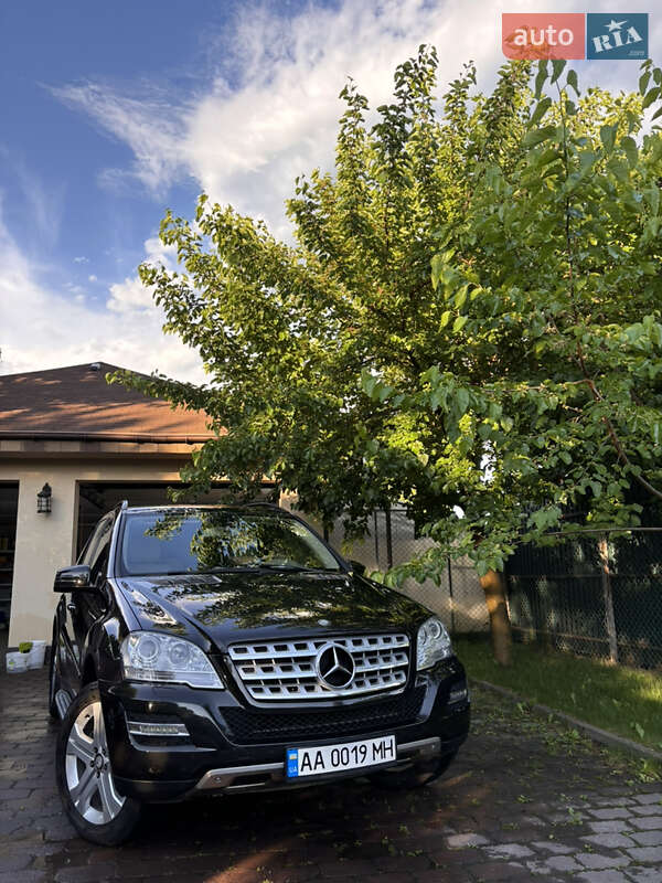 Внедорожник / Кроссовер Mercedes-Benz M-Class 2010 в Киеве