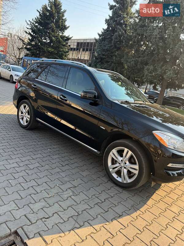 Внедорожник / Кроссовер Mercedes-Benz M-Class 2011 в Черновцах