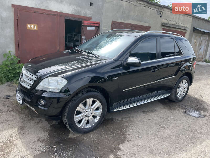 Внедорожник / Кроссовер Mercedes-Benz M-Class 2010 в Черновцах