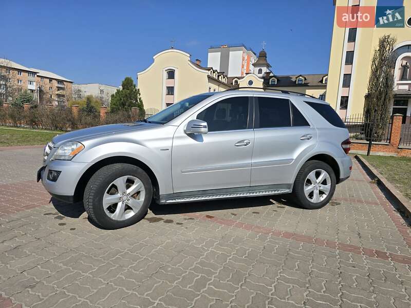 Позашляховик / Кросовер Mercedes-Benz M-Class 2010 в Обухові