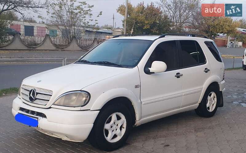 Внедорожник / Кроссовер Mercedes-Benz M-Class 1998 в 