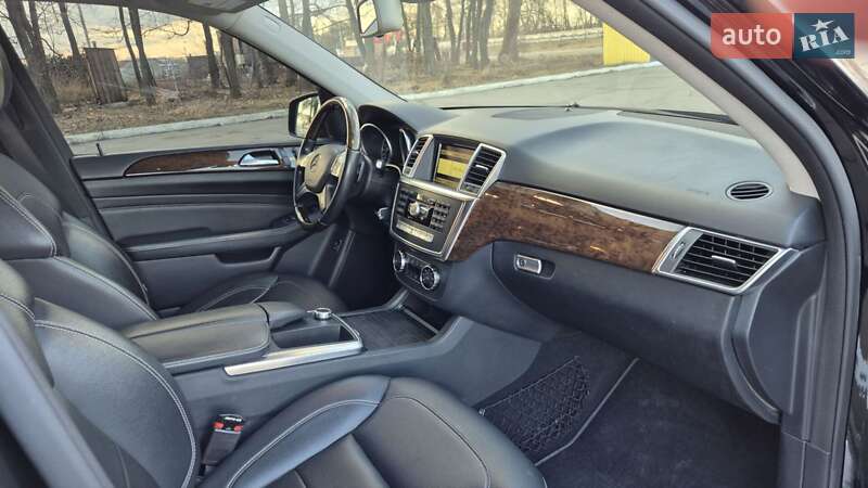 Внедорожник / Кроссовер Mercedes-Benz M-Class 2011 в Полтаве