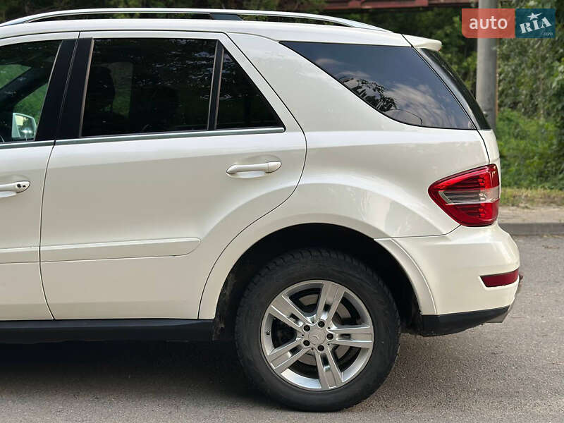 Внедорожник / Кроссовер Mercedes-Benz M-Class 2010 в Черновцах