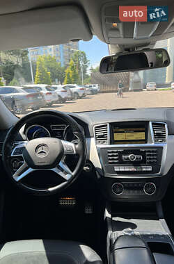 Внедорожник / Кроссовер Mercedes-Benz M-Class 2011 в 