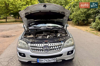 Позашляховик / Кросовер Mercedes-Benz M-Class 2005 в 