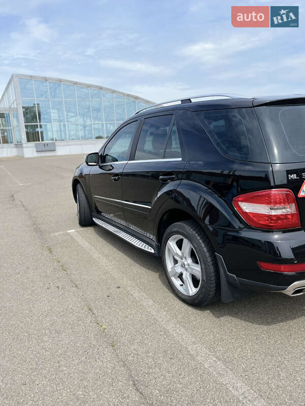 Внедорожник / Кроссовер Mercedes-Benz M-Class 2009 в Киеве