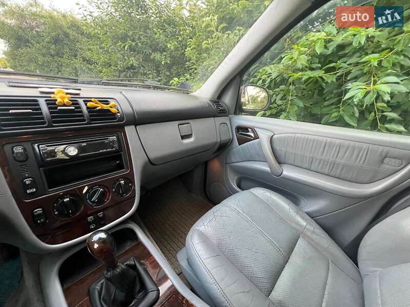 Внедорожник / Кроссовер Mercedes-Benz M-Class 2001 в Ахтырке