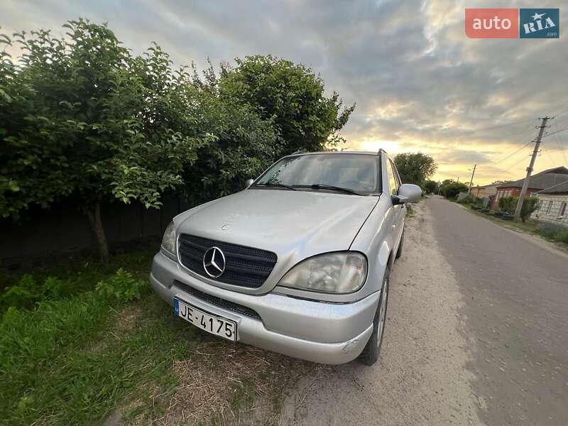 Внедорожник / Кроссовер Mercedes-Benz M-Class 2001 в Ахтырке