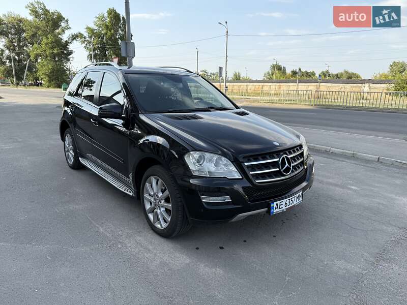Внедорожник / Кроссовер Mercedes-Benz M-Class 2011 в 