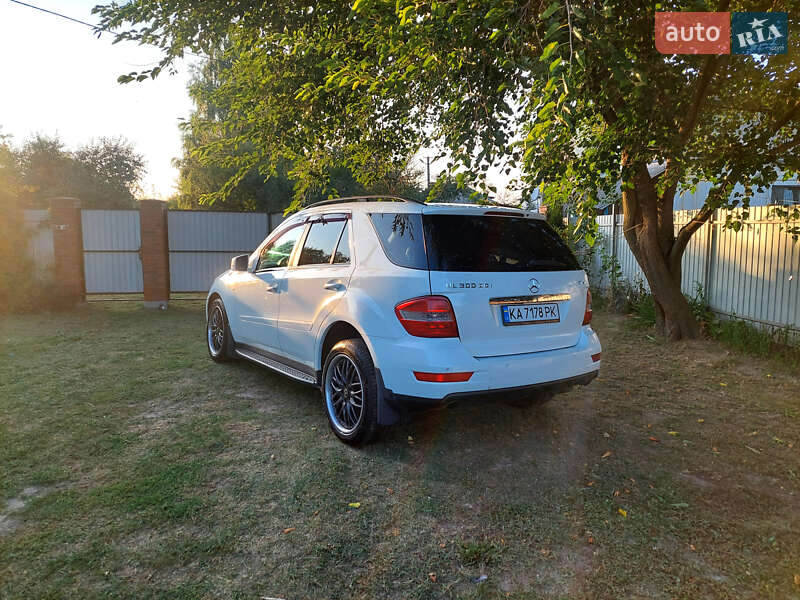 Внедорожник / Кроссовер Mercedes-Benz M-Class 2010 в Киеве