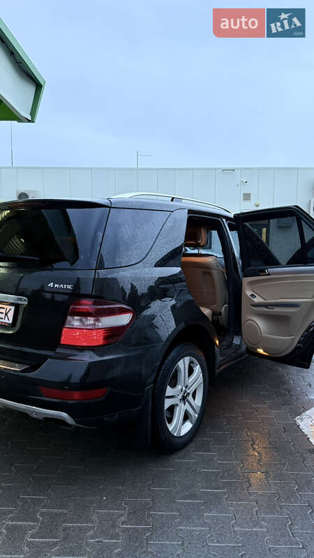 Внедорожник / Кроссовер Mercedes-Benz M-Class 2010 в Черновцах