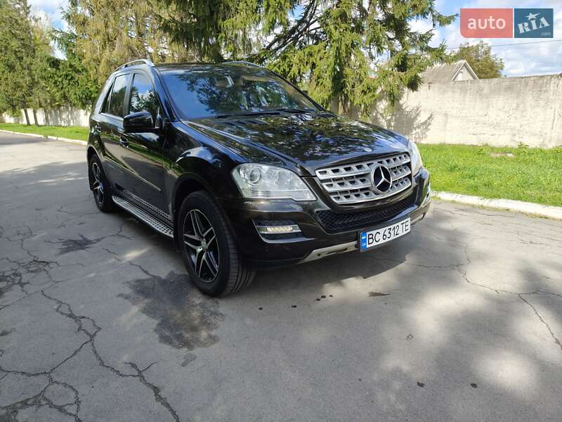 Внедорожник / Кроссовер Mercedes-Benz M-Class 2011 в Остроге