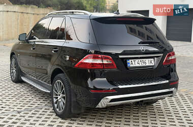 Позашляховик / Кросовер Mercedes-Benz M-Class 2011 в 