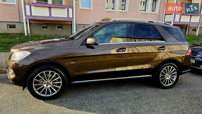 Позашляховик / Кросовер Mercedes-Benz M-Class 2011 в 