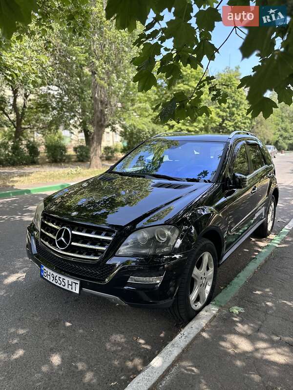 Позашляховик / Кросовер Mercedes-Benz M-Class 2011 в 