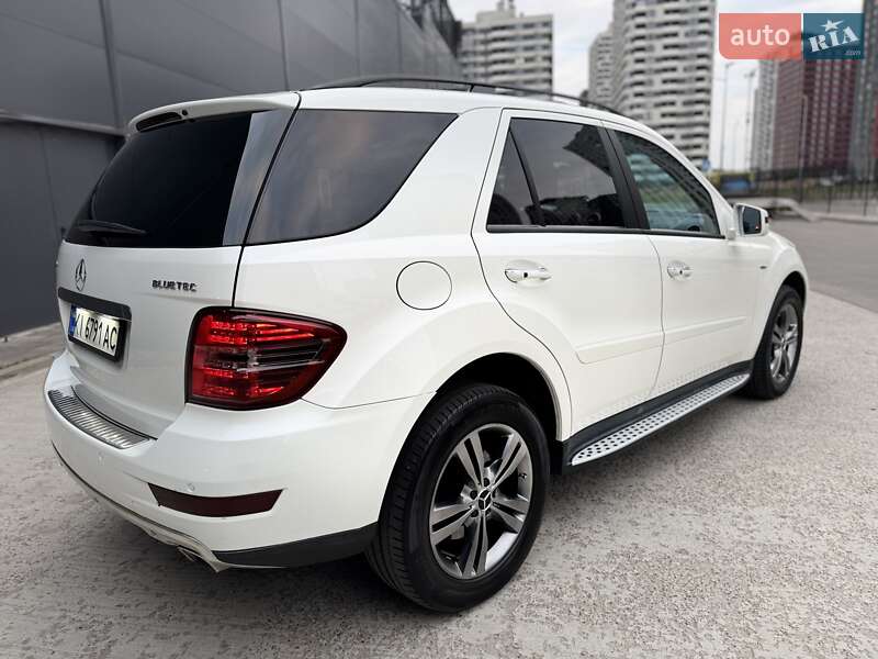 Позашляховик / Кросовер Mercedes-Benz M-Class 2010 в Києві
