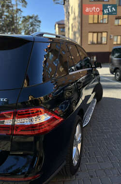 Позашляховик / Кросовер Mercedes-Benz M-Class 2011 в 