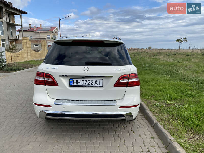 Позашляховик / Кросовер Mercedes-Benz M-Class 2013 в Одесі
