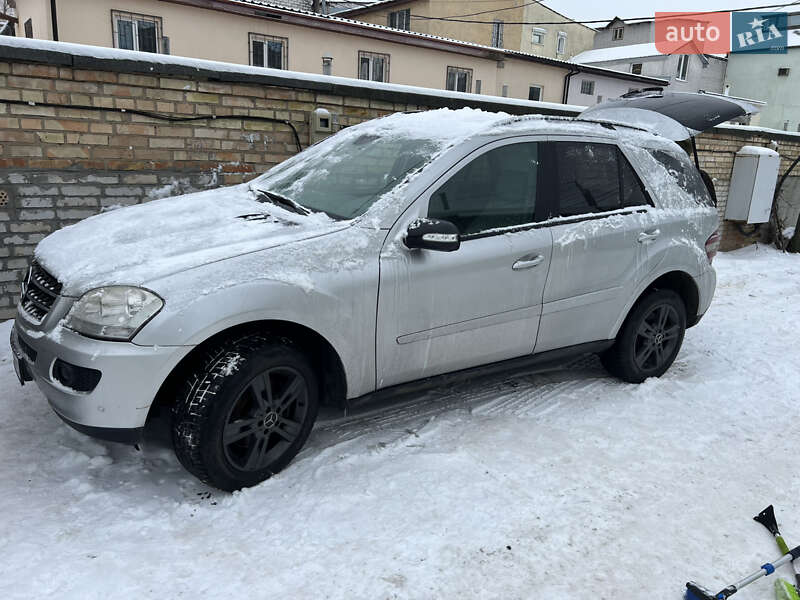 Mercedes-Benz M-Class 2005