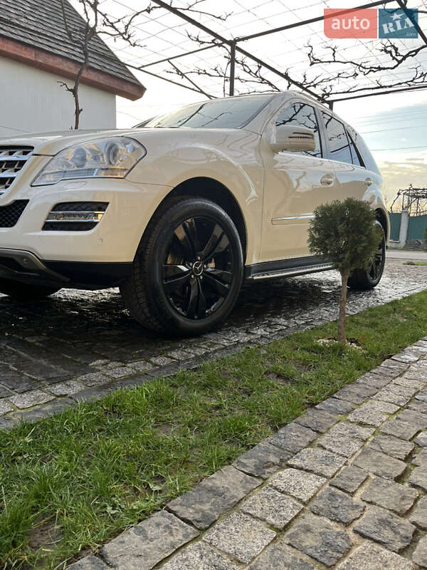 Внедорожник / Кроссовер Mercedes-Benz M-Class 2011 в Белках