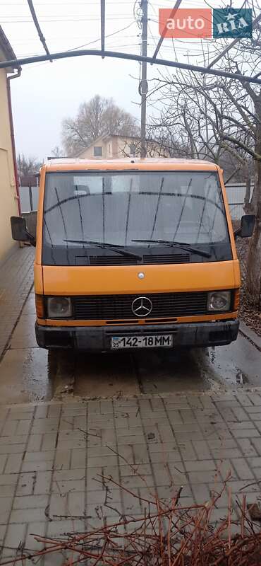 Mercedes-Benz MB-Class 1990