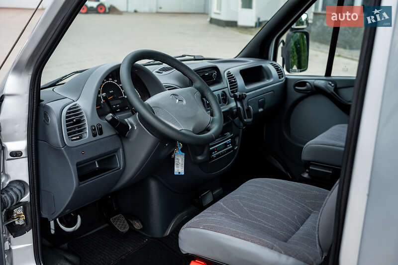 Грузовой фургон Mercedes-Benz Sprinter 2002 в Ровно