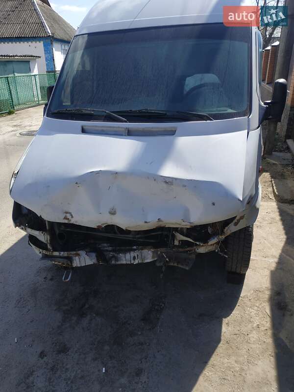 Грузовой фургон Mercedes-Benz Sprinter 2000 в 
