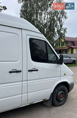 Грузовой фургон Mercedes-Benz Sprinter 2000 в 