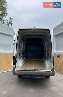 Грузовой фургон Mercedes-Benz Sprinter 2000 в 