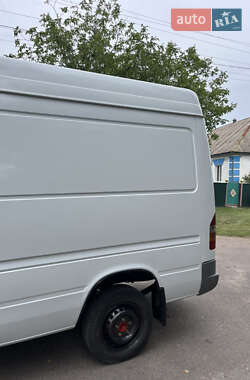 Грузовой фургон Mercedes-Benz Sprinter 2000 в 