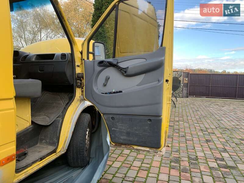 Грузовой фургон Mercedes-Benz Sprinter 2000 в Стоянке