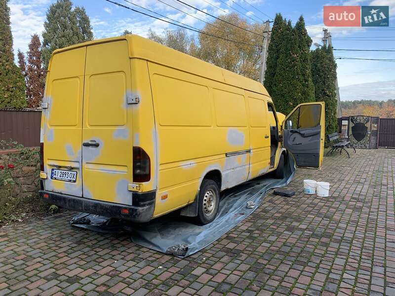 Грузовой фургон Mercedes-Benz Sprinter 2000 в Стоянке