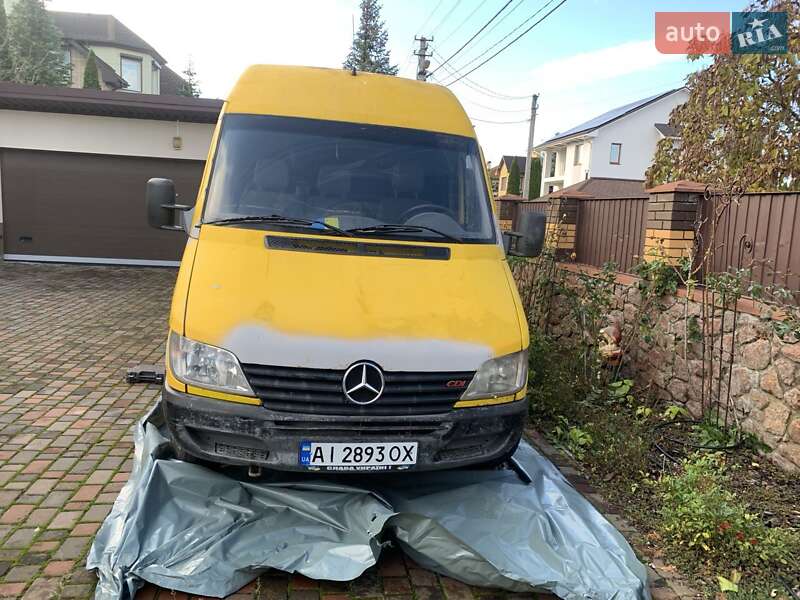 Грузовой фургон Mercedes-Benz Sprinter 2000 в Стоянке