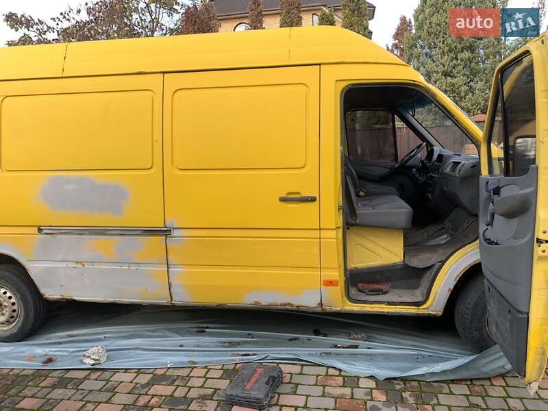 Грузовой фургон Mercedes-Benz Sprinter 2000 в Стоянке