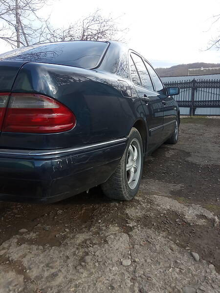 Седан Mercedes-Benz T1 1997 в Вижниці