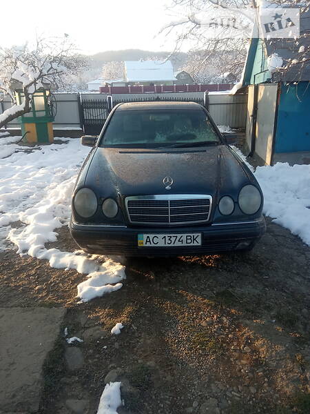 Седан Mercedes-Benz T1 1997 в Вижниці